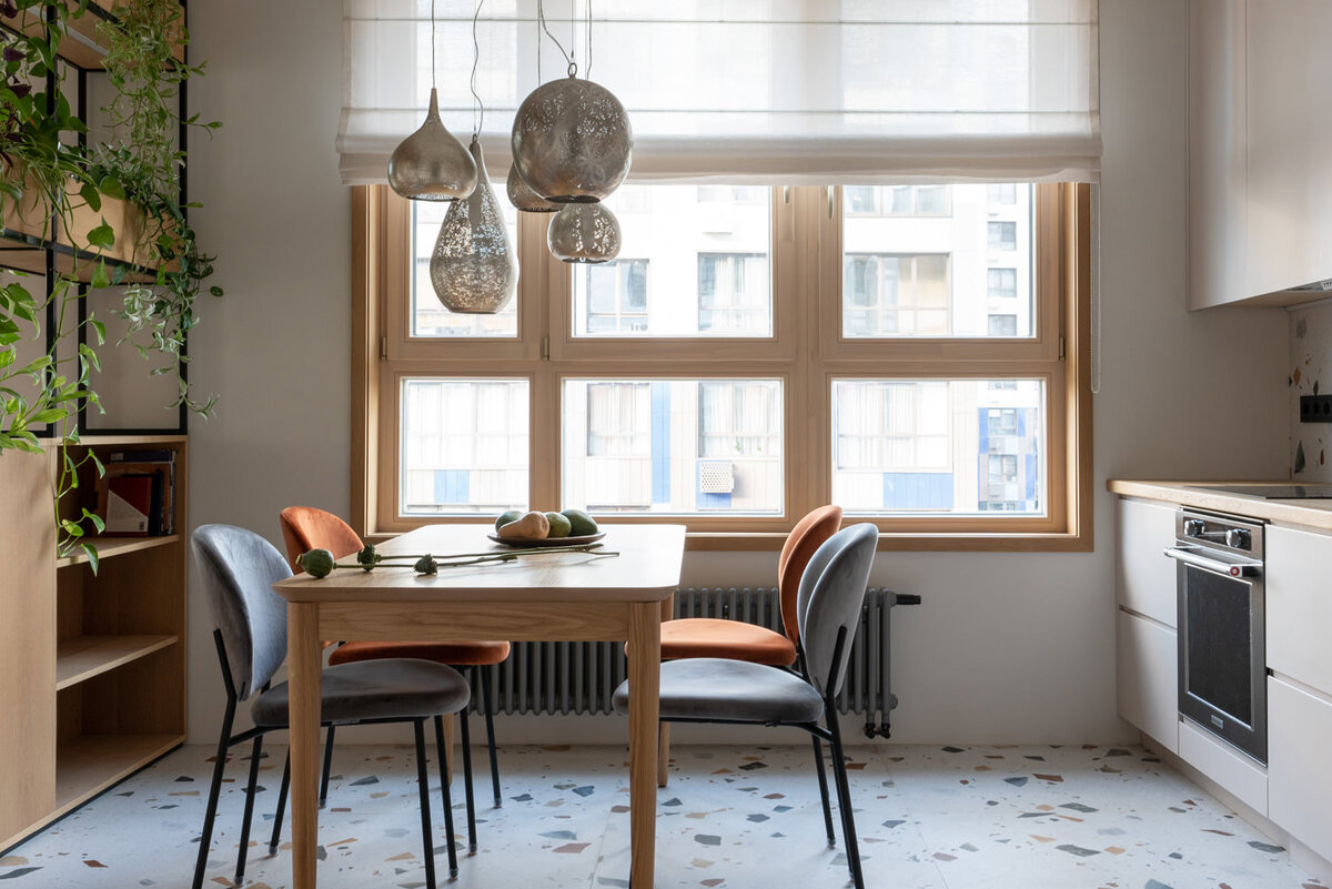 Московская квартира по дизайну бюро КубКвадрат. Зона столовой. Стулья, Calligaris. Светильники, Zenza. Плитка, Arcana Ceramica. Радиаторы, Zehnder.