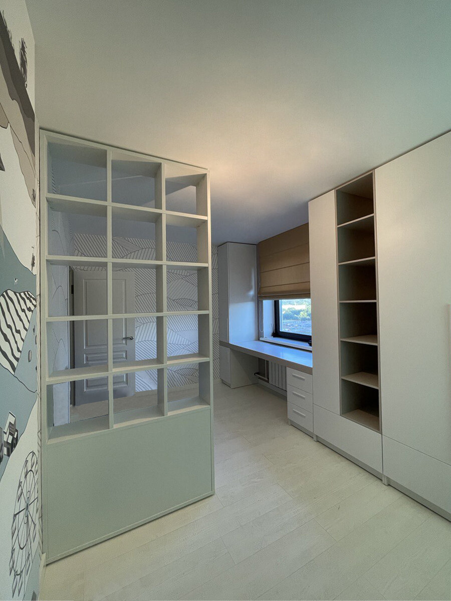 Дизайн комнаты с двумя окнами