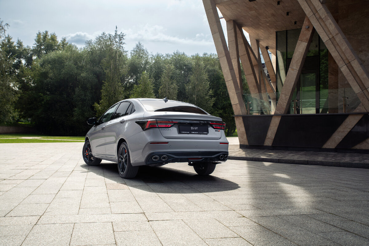 17-дюймовые колесные диски черного цвета, через которые проглядываются оранжевые увеличенные двухпоршневые тормозные суппорты. Этот цвет нашел отражение и на декоративных элементах кузова, и в салоне в виде оранжевого стяжка