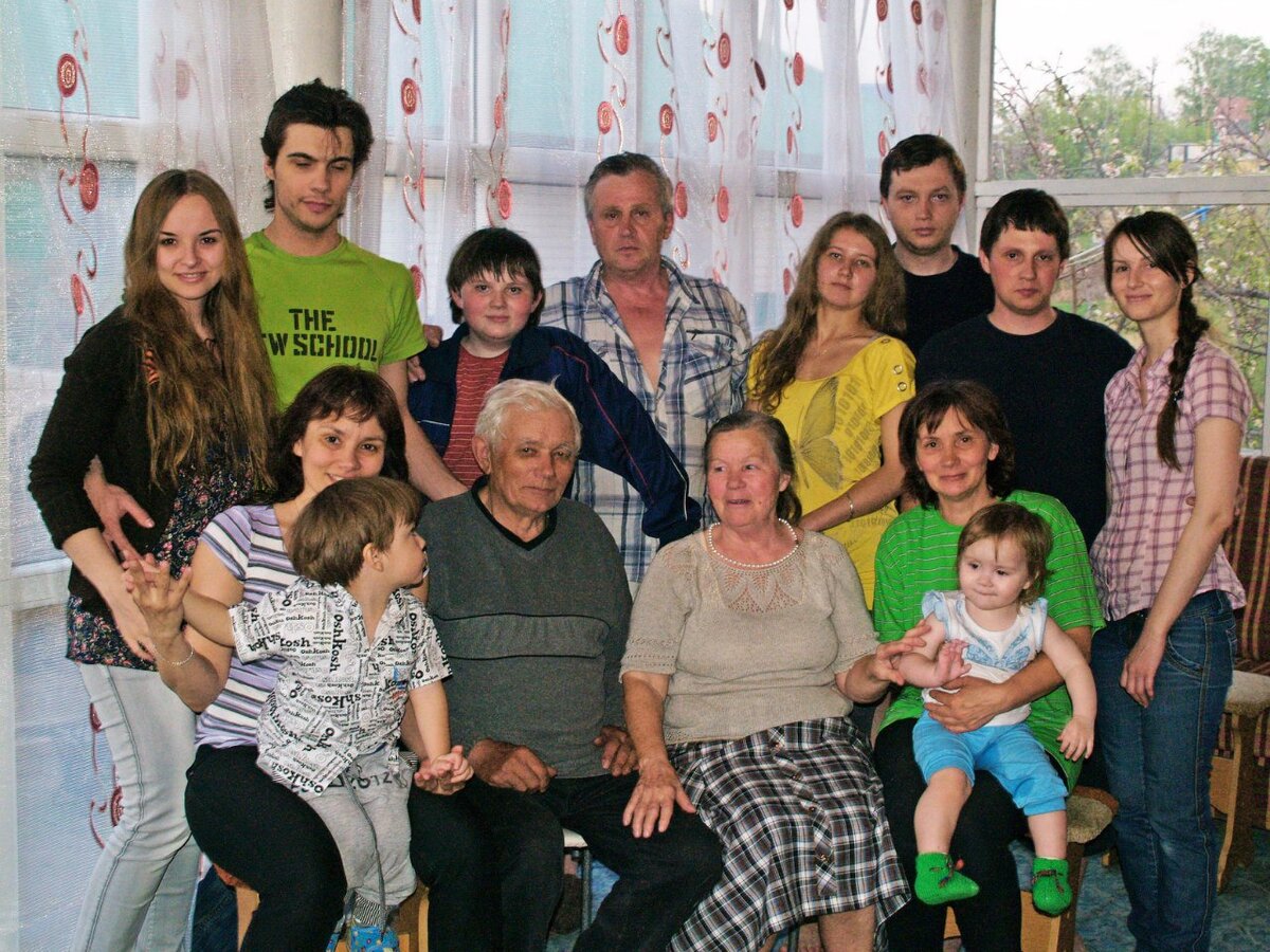 наша семья. Старое фото, правнуков всего 2 штуки было, сейчас уже 8. 2012г.