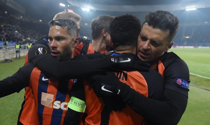 Рожденный ползать - летать не может!..  Забыв об этом, он пал на камни, но не убился, а рассмеялся... 