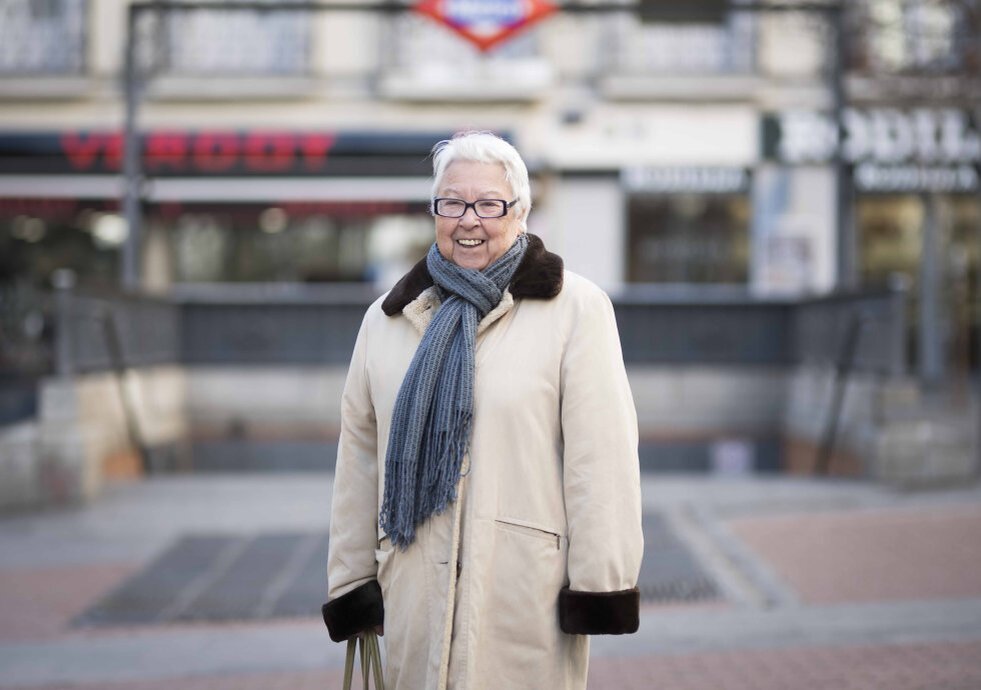   3 "Lo conocí en mi pueblo. Soy diez años mayor que él, pero le dije: 'Hola, guapo'. Llevamos 52 años juntos".
  Luisa, 85 años, jubilada. 
  