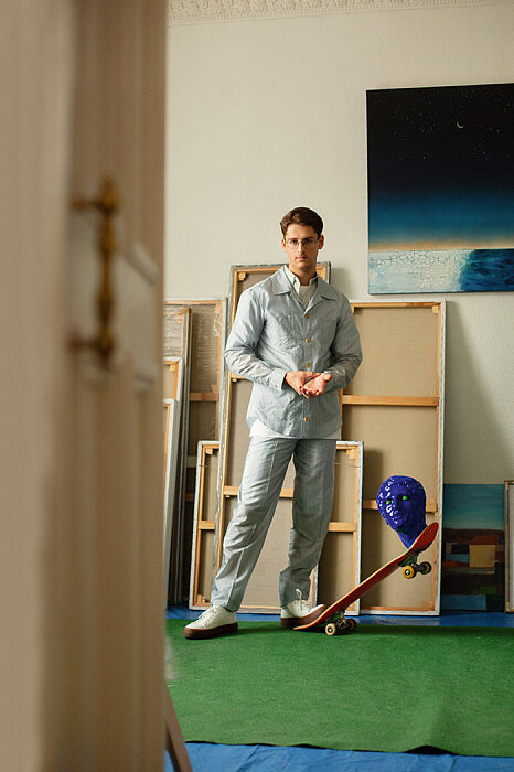 Рубашка, брюки, все — Dior; футболка, COS; кеды, Yoox; очки — собственность героя