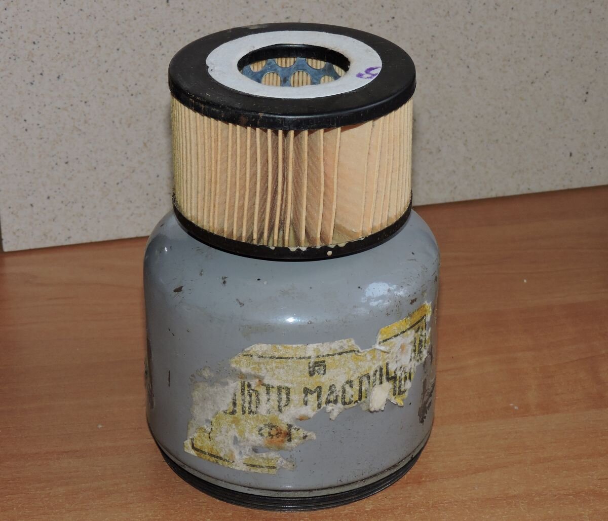 Сменный фильтрующий элемент и часть корпуса разборного фильтра.