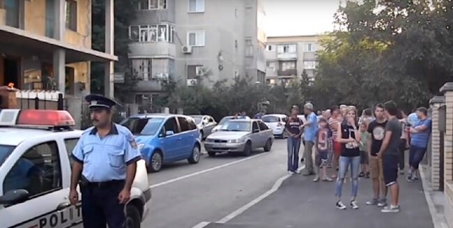 Возле пострадавшего от НЛО дома собралась толпа зевак. Полиция решает, какие действия следует предпринять в этом случае. Фото: newsinstact