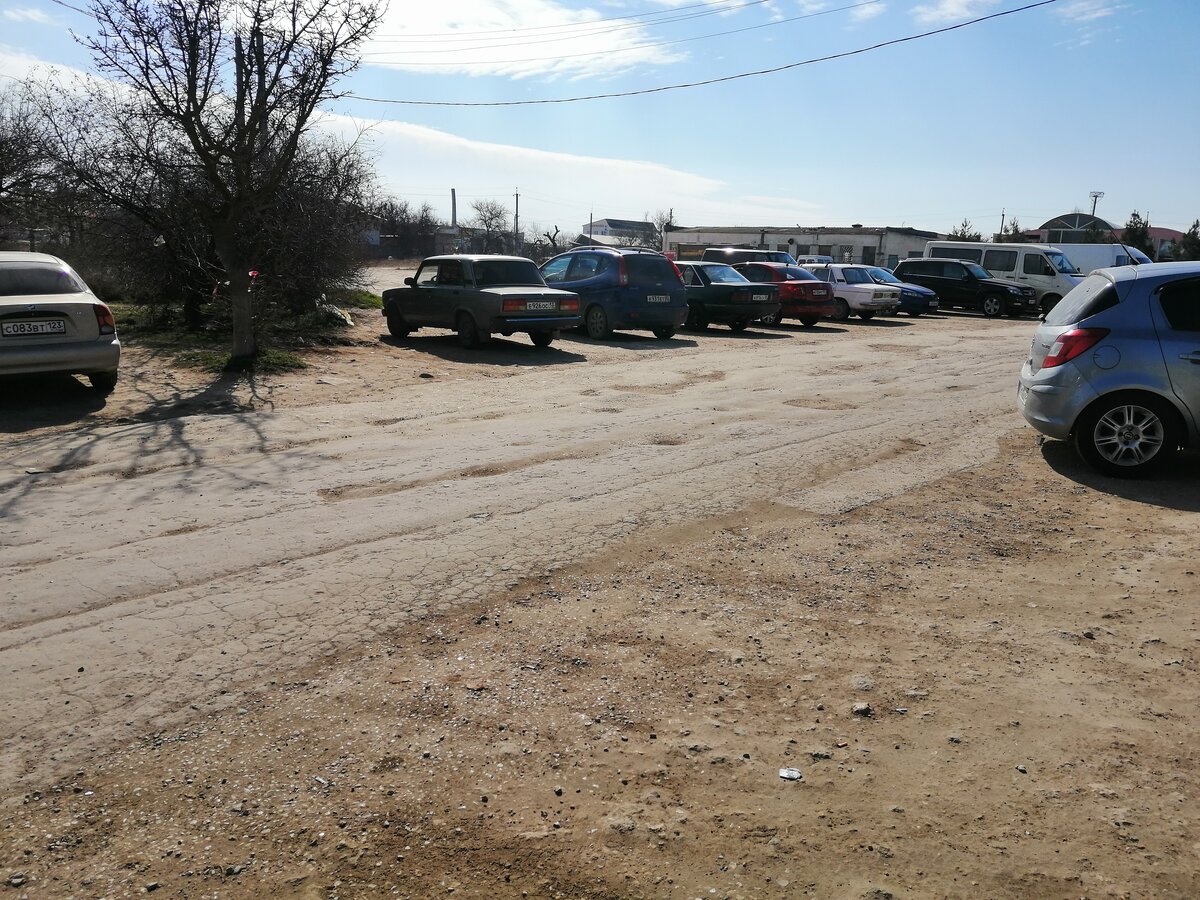 Парковка перед рынком