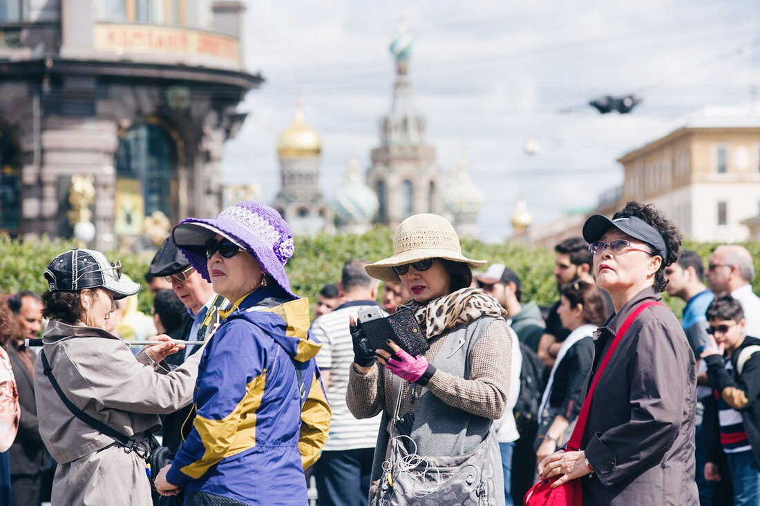 Туристы в Петербурге