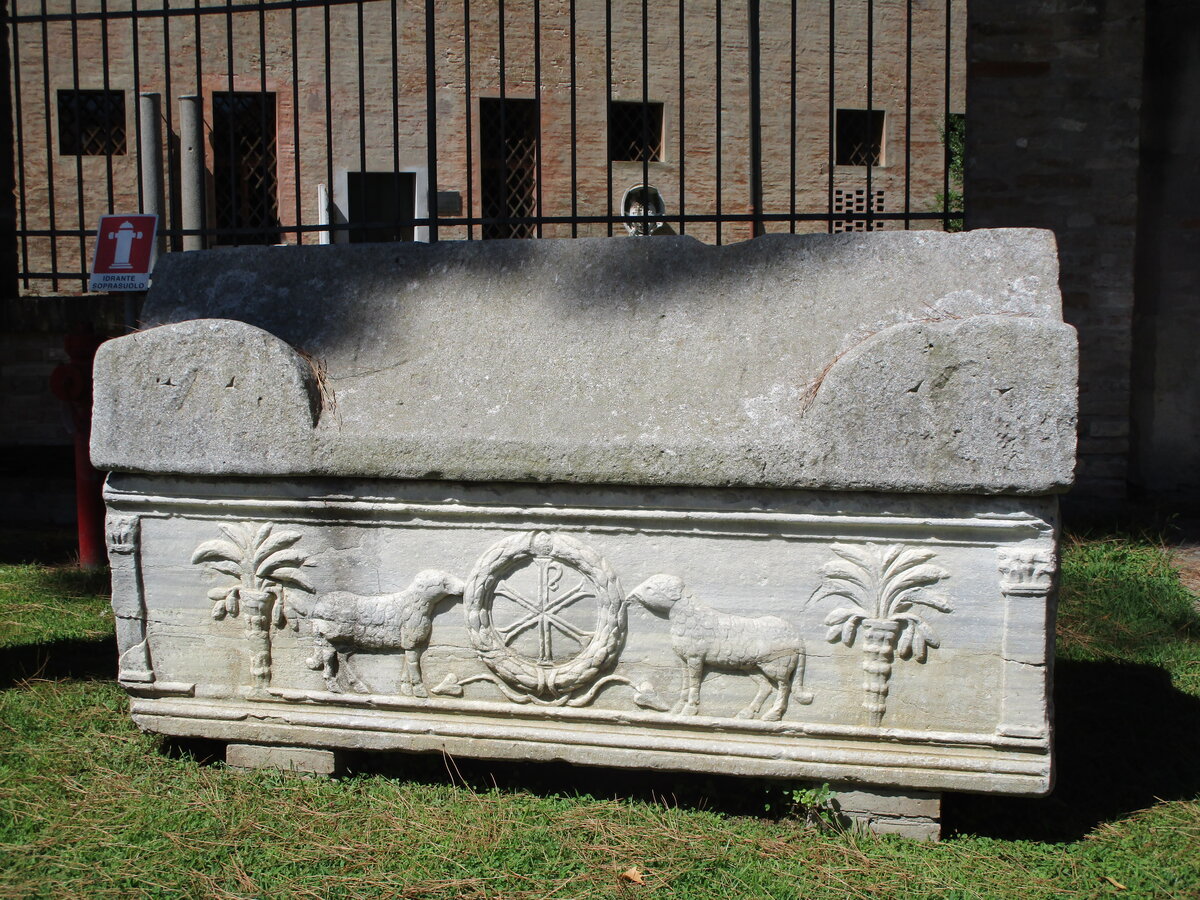 саркофаг 4 буквы. саркофаг владимира мономаха. гробница рамзеса. саркофаги серапеума. египетский музей в каире.