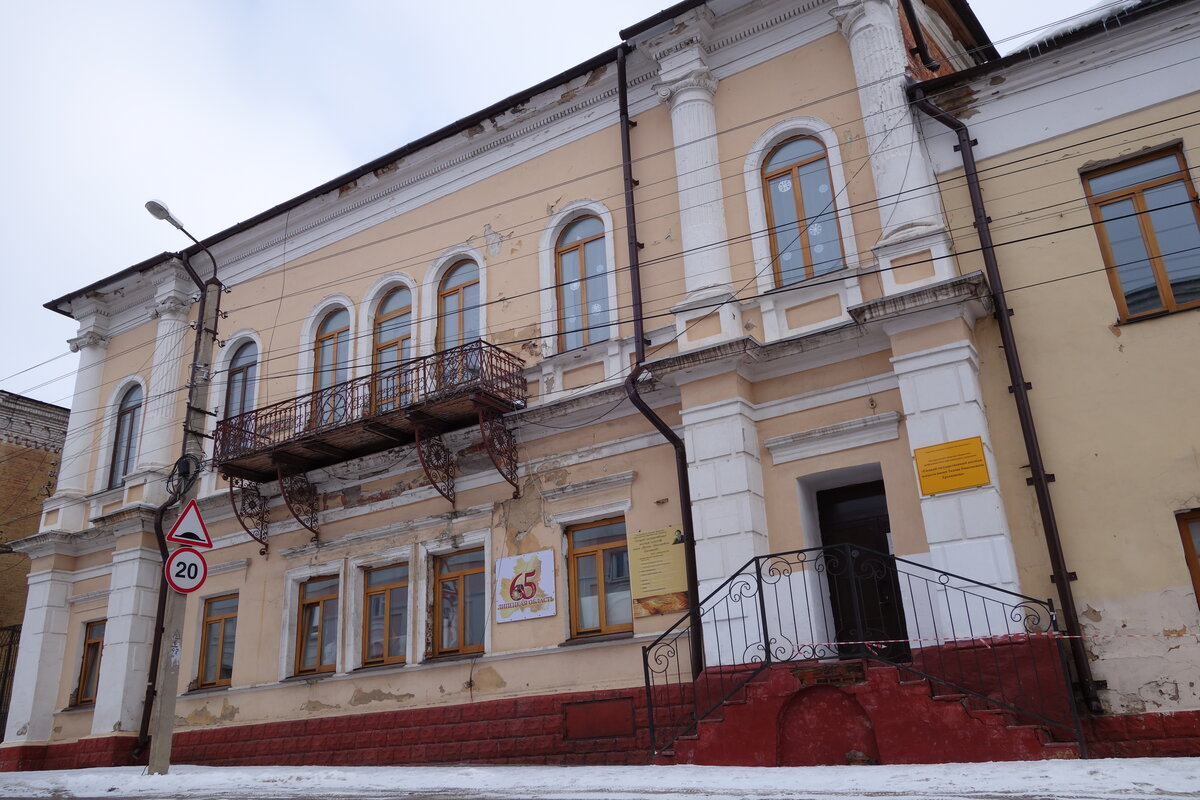 Здание Елецкого колледжа искусств имени Т.Н. Хренникова.
Каждому из нас дорого и памятно время, которое он провёл в стенах своей родной альма-матер. И если кто-то из вас вдруг узнал в этом доме место, где он навсегда оставил частичку своего сердца, значит, не зря мы отправились в дорогу.
Точка на карте: город Елец, Липецкая область, ул. Мира, 82.