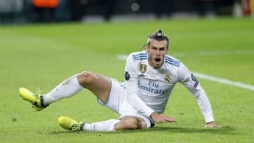 Самый талантливый валлийский футболист со времен Райана Гиггза Гарет Бэйл является также и одним из наиболее неоднозначных, если рассматривать его роль в истории. 1 сентября 2013 года именно переход Бэйла из «Тоттенхэма» в «Реал» за 100 миллионов евро на несколько лет установил новый трансферный рекорд в мировом футболе. За последние пять розыгрышей Лиги чемпионов «Реал» четырежды выигрывал турнир и во всех финальных поединках участие принимал Гарет Бэйл. Что правда, в финалах-2013/14 и 2015/16 валлиец выходил на поле в стартовом составе, а в решающих поединках сезонов-2016/17 и 2017/18 появлялся на замены. При этом, активно Бэйл поучаствовал в завоевании как минимум трех из четырех этих трофеев – в сезоне-2013/14 забил гол «Атлетико» в овертайме, через год отличился точным ударом в серии пенальти все против тех же «матрасников», а в минувшем розыгрыше оформил потрясающий дубль в ворота «Ливерпуля».
