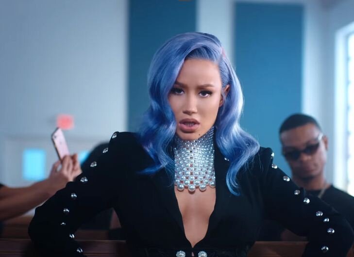 Кадр из клипа Iggy Azalea - Sally Walker (Official Music Video)