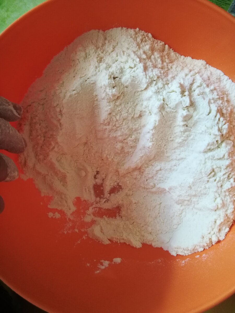 Насыпаем муку в тазик и с края делаем углубление