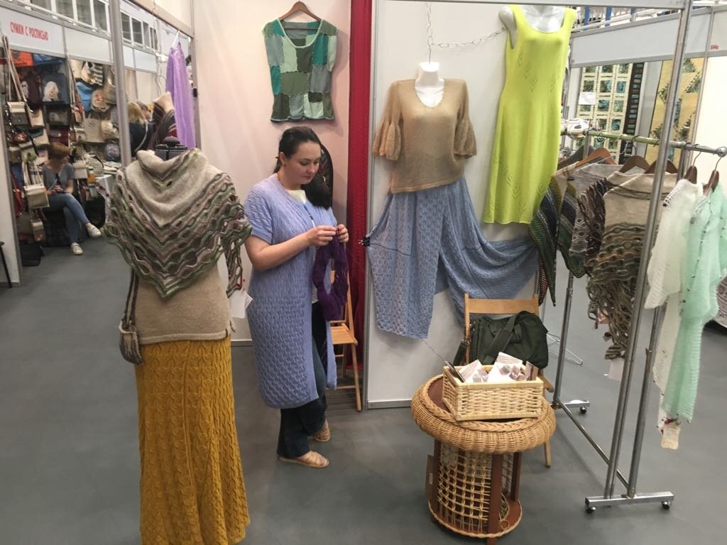 
Я сама себе долго не могла признаться в этом, точнее, долго не могла поверить, что вязание - это "мое", и тем более, что когда-нибудь я стану собственницей трикотажного ателье. Уж больно далеко от всего  этого были и  моя основная деятельность, и полученное когда-то образование.  
