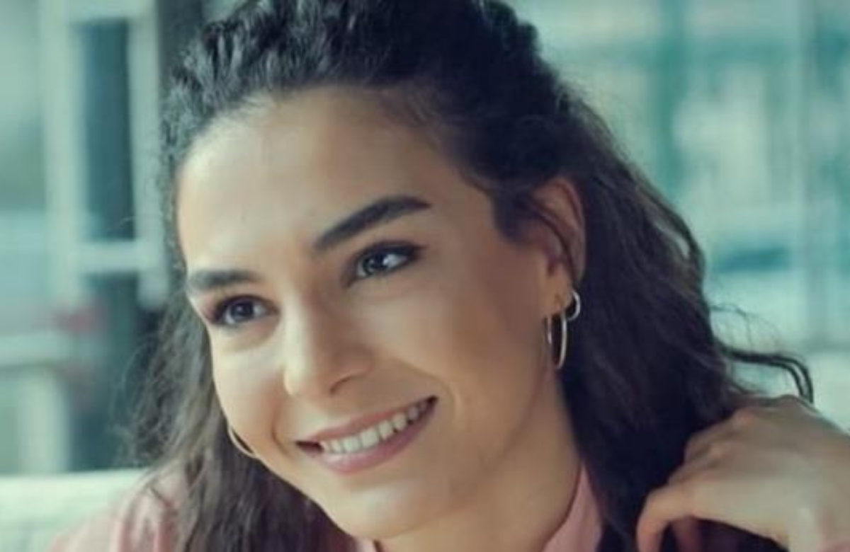 На фото талантливая турецкая актриса Эбру Шахин