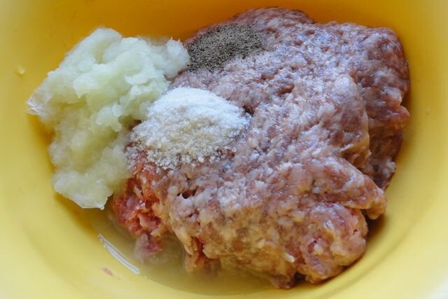 Как сделать сочный фарш для чебуреков. Фарш для чебуреков сочный из свинины. Как сделать сочный фарш для чебуреков. Вкусный фарш для чебуреков. Как сделать сочный фарш для чебуреков.