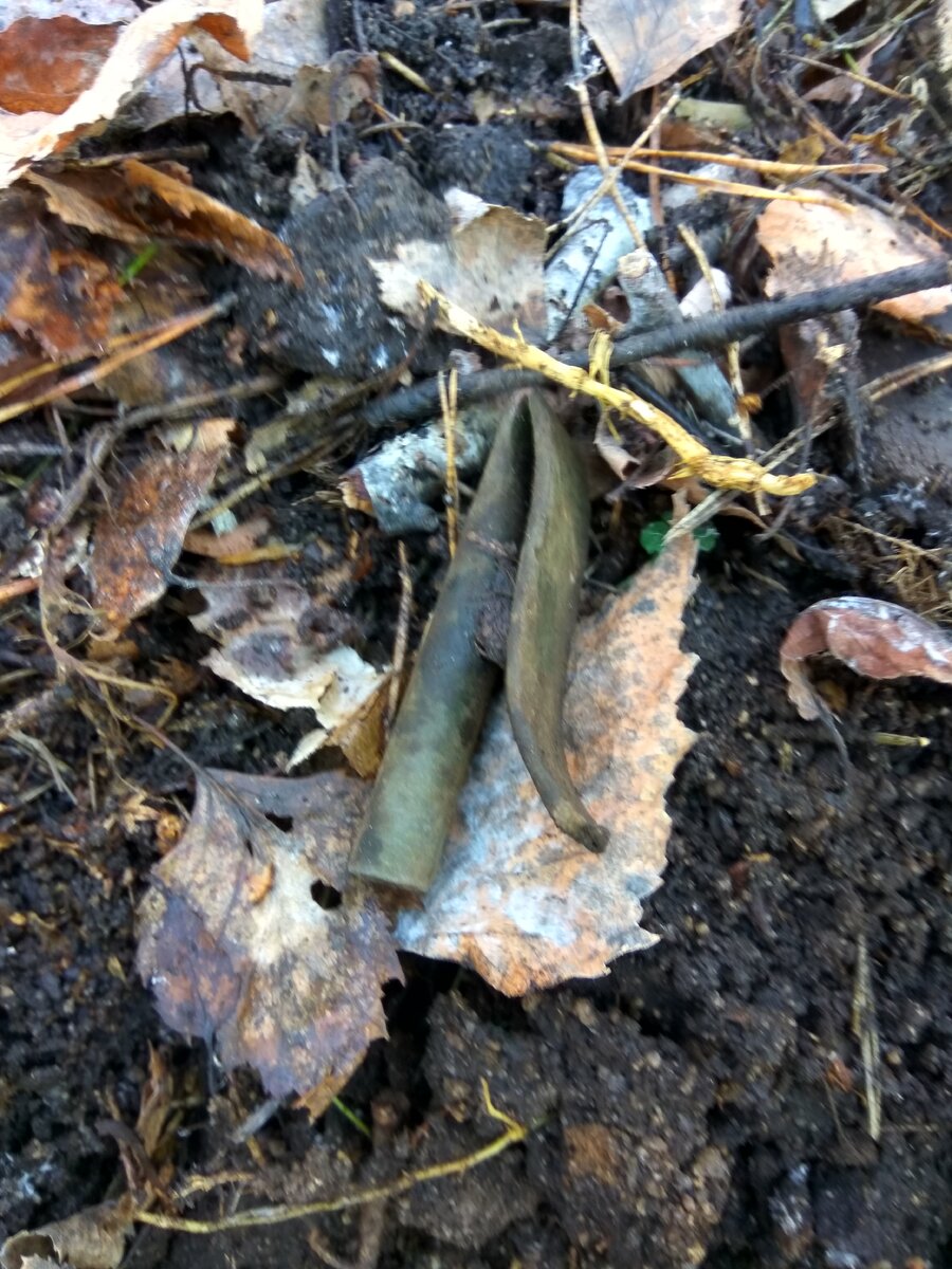 Медная трубка, сплющенная наполовину. 