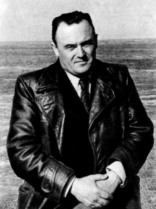 Он был самой засекреченной фигурой в Советском Союзе. Его фамилию было не принято афишировать. Лишь после смерти именем Сергея Королева стали называть улицы, города, университет.  Легендарная личность или живой человек. Часть его биографии до сих пор хранится под грифом "Совершенно секретно", но одна любви или же крепкой дружбы уже перестала быть тайной.