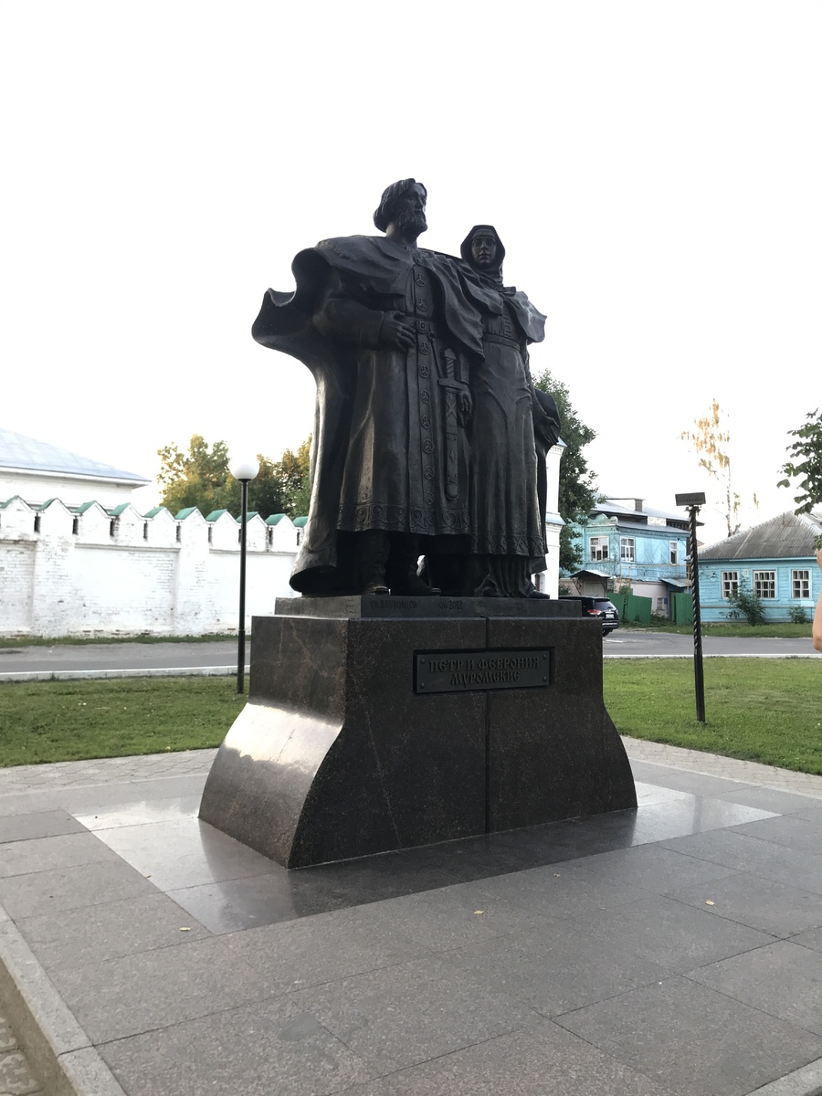 Памятник Пётру и Февронии