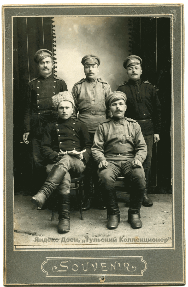Иван Фёдорович Масленников на фотографии стоит в центре
