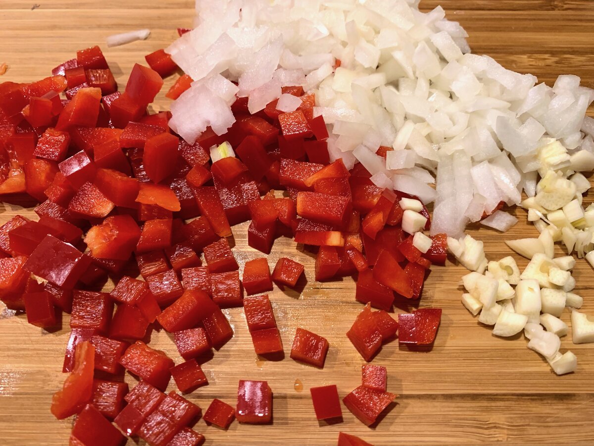 Мелко нарежьте овощи