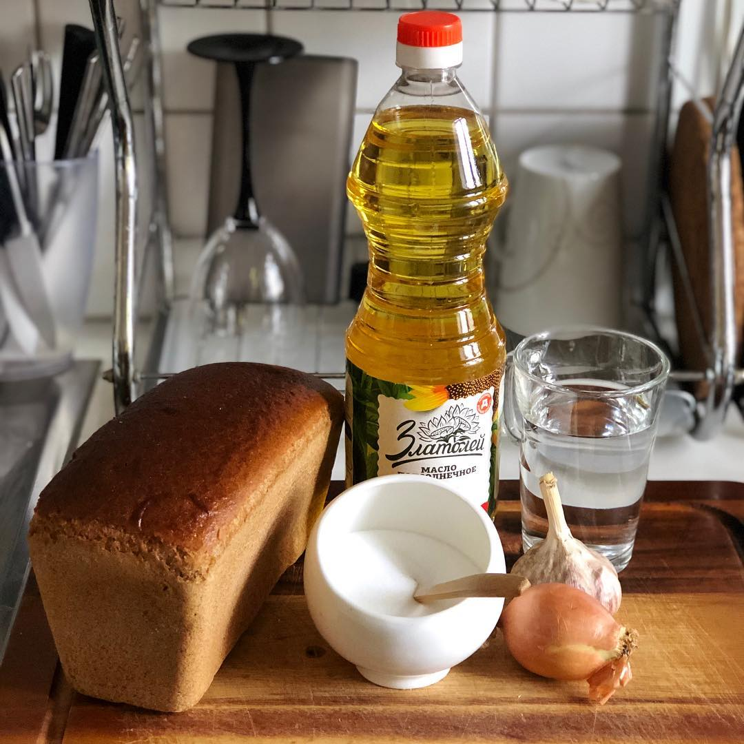 Лук мука вода. Хлеб и вода. Хлеб с маслом. Хлеб на столе. Хлеб с маслом и солью.