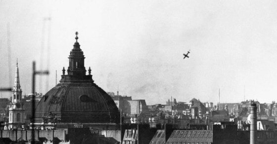 Фау-1 падает на Лондон.