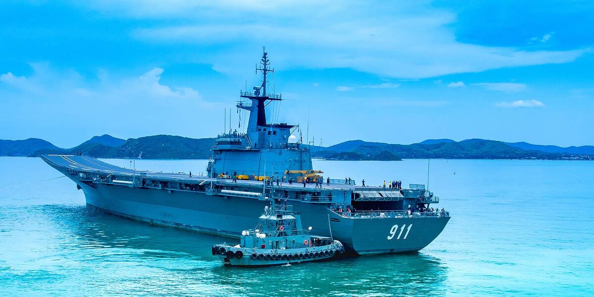 Источник фото: https://warhead.su/2017/12/28/belyy-slon-rozhdyonnyy-tayfunom-samyy-malenkiy-avianosets-mira