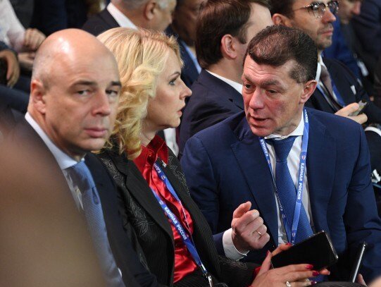 Министр финансов Антон Силуанов, председатель Счётной палаты Татьяна Голикова (министр здравоохранения и социального развития РФ (с функционалом Минтруда) в 2007-2012 гг.)  и министр труда и социальной защиты Максим Топилин (слева направо) на XVII съезде политической партии «Единая Россия». 23 декабря 2017.
