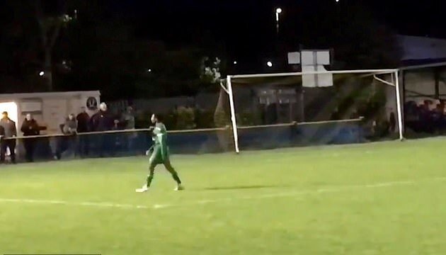 Мурага покидает поле. Источник фото: https://twitter.com/howsejerry1