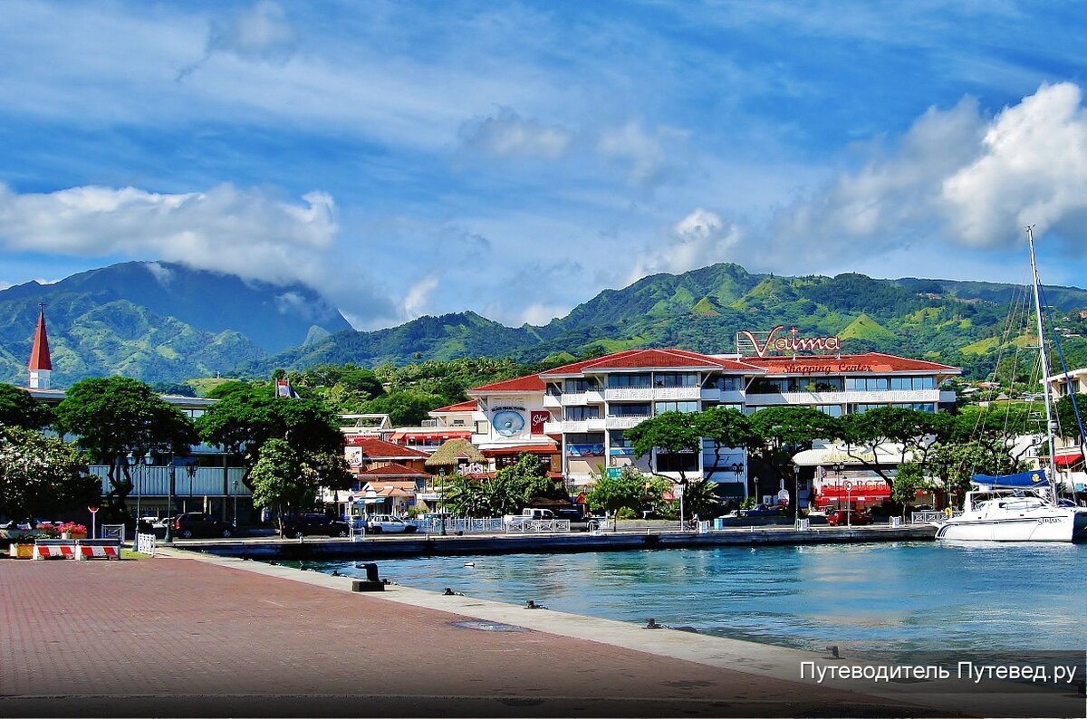  Название города переводится как «корзина для воды», Папеэте когда-то  служило местом, куда таитяне приходили, чтобы заполнить свои калабы  пресной водой. В начале Первой мировой войны Папеэте был обстрелян  немецкими судами, что привело к гибели людей и нанесению значительного  ущерба городу. Рост и процветание города были подкреплены решением о  переносе диапазона испытаний ядерного оружия из Алжира в атоллы Муруроа и  Фангатауфа, примерно в 1500 км к востоку от Таити.  