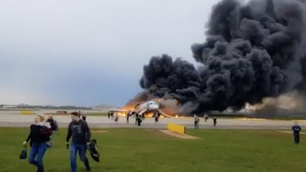 Самолет SSJ-100 горит на полосе аэропорта Шереметьево после экстренной посадки. Фото: РЕН ТВ