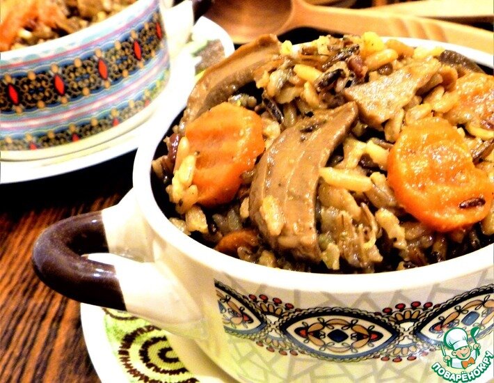 Рис с грибами, это очень гармонично-сочетаемое и вполне сытное блюдо. Может быть подан как самостоятельным блюдом для обеда или ужина, так и в качестве гарнира к мясным и рыбным блюдам.