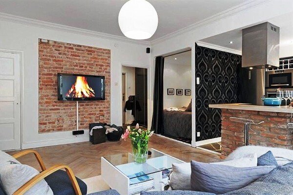 Эффективное решение для визуального расширения комнаты — использование в интерьере зеркальных, лакированных и глянцевых поверхностей. Они наполняют помещение светом и делают его более просторным.