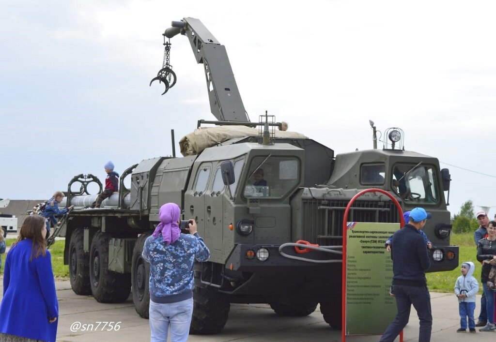 На авиапразднике можно было увидеть военную технику, Транспортно-заряжающая машина реактивной системы залпового огня "Смерч"