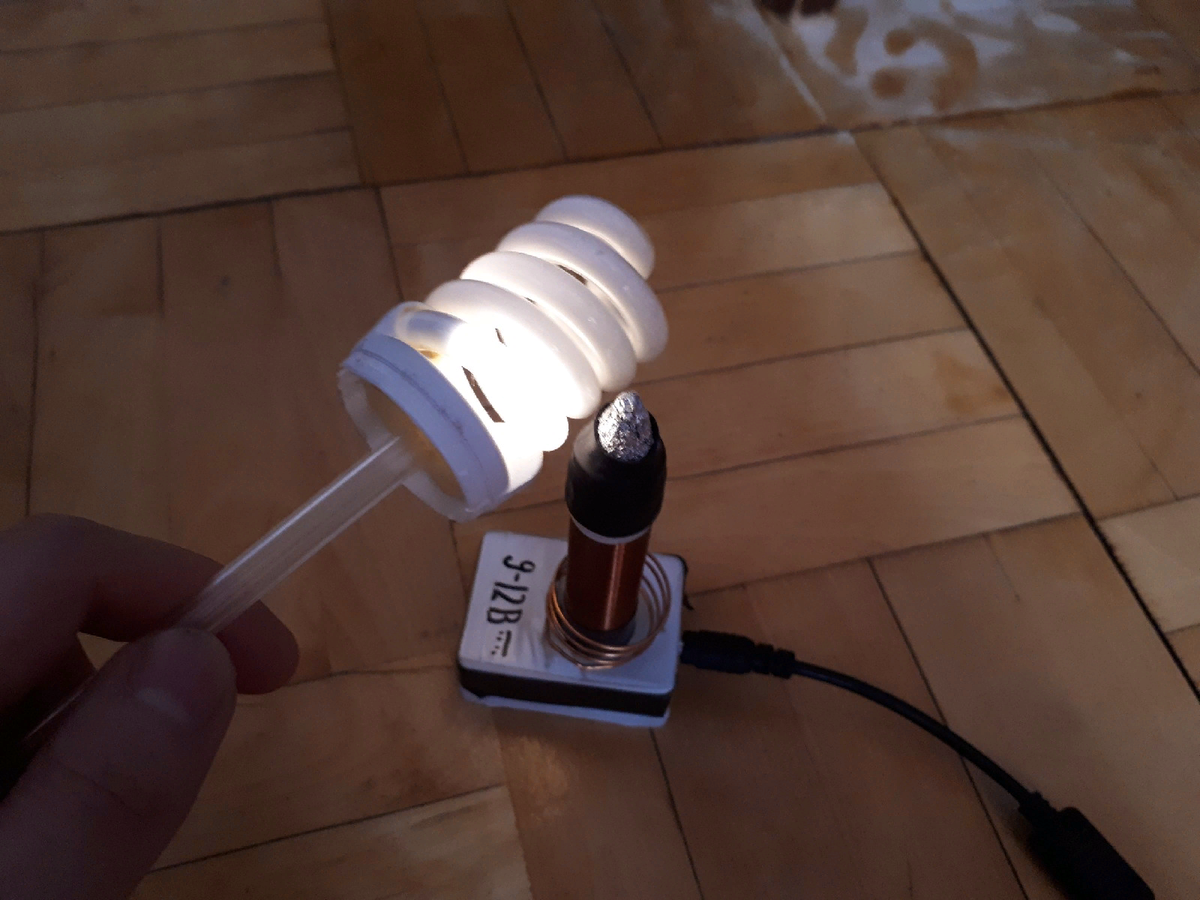 Горение энергосберегающей лампочки вблизи трансформатора.