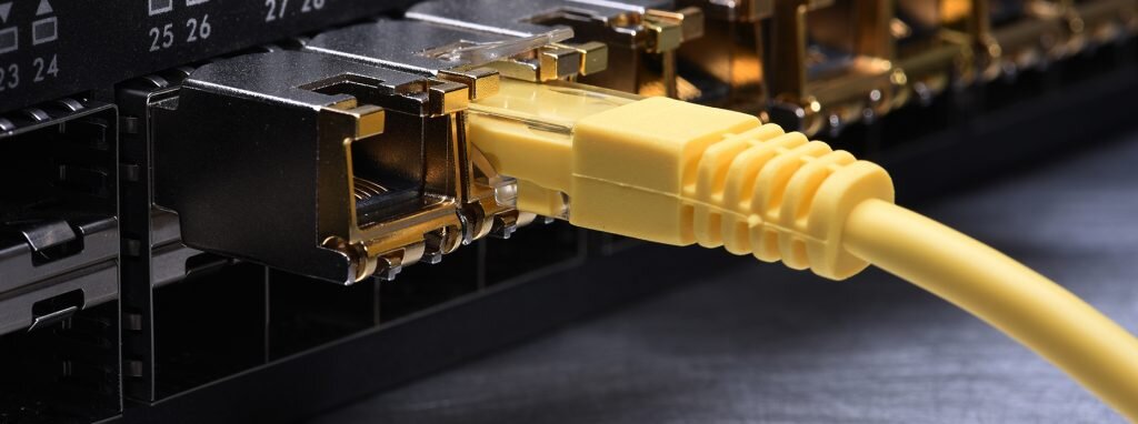 Порой при попытке перепрограммировать трансиверы SFP RJ45 возникают проблемы. Хотя большинство сторонних производителей не используют никакой защиты для медных трансиверов, все же модули часто защищены от случайного стирания. И сегодня мы поможем вам разобраться в том, как перекодировать защищенный от записи SFP RJ45.
 