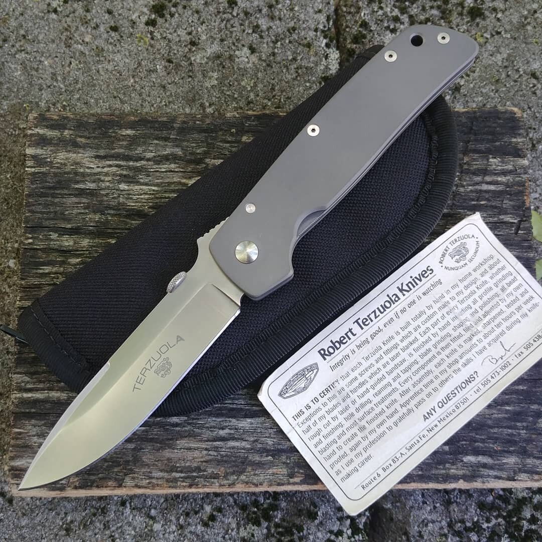 Нож складной Terzuola ATCF для компании Microtech. Материал клинка: порошковая сталь Crucible CPM S30V; Твердость Hrc : 58-60. Длина клинка: 9.6 см; Длина ножа: 22 см; Длина в сложенном положении: 12.4 см; Толщина обуха 3.5 мм; Вес:186 гр.