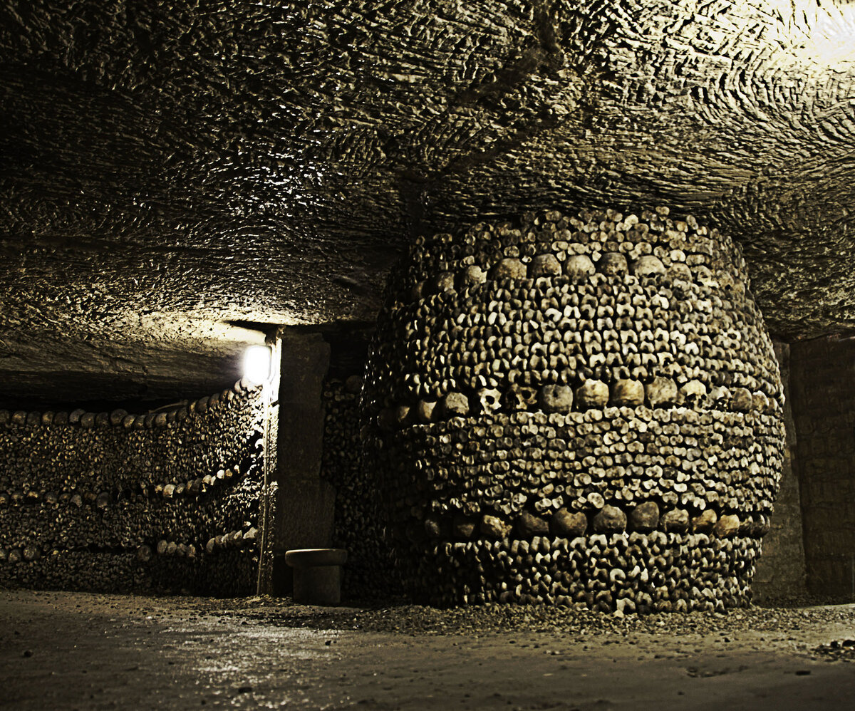 The catacombs of solaris revisited. Оссуарий Париж катакомбы. Парижские катакомбы в Париже. Подземные катакомбы Парижа. Парижские катакомбы город мертвых.