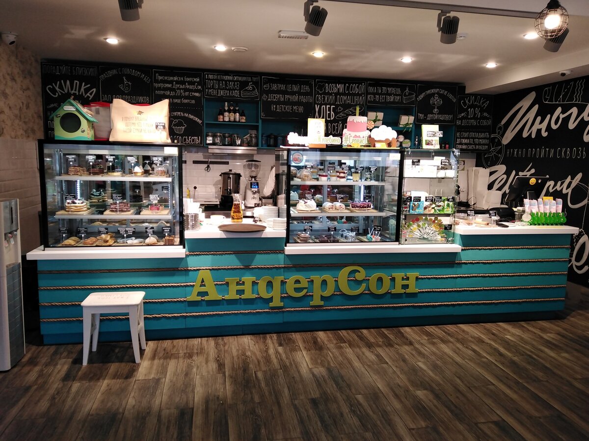 Эти витрины - первое, что видит посетитель