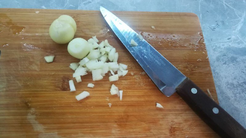 Тёма нарезал лук. Фото автора, 2019 (с)