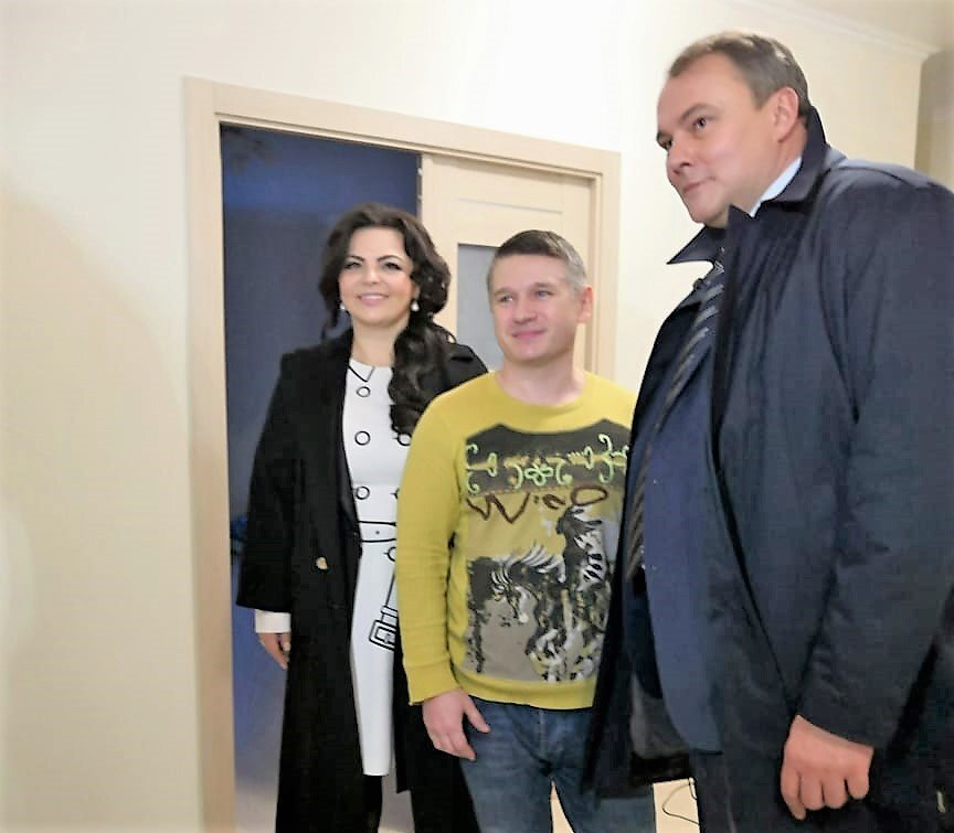 Елена Николаева и Петр Толстой в гостях у новоселов-переселенцев по программе реновации. Фото из публикации Елены Николаевой в сети в "ВКонтакте".