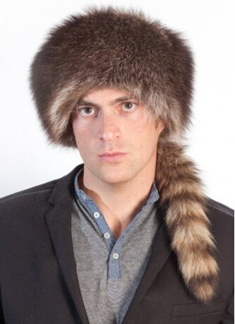 Парень в coonskin cap по моде 70-х.
