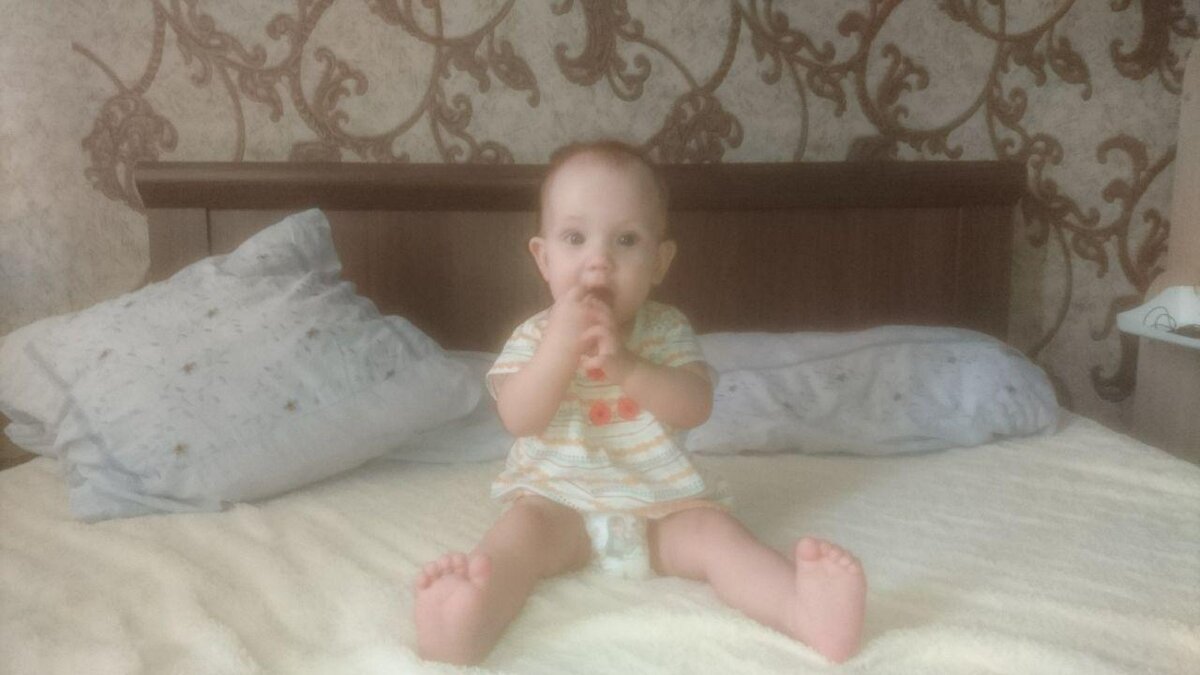 Наша Тая уже сидит  сама, но пока еще не уверенно и не долго)