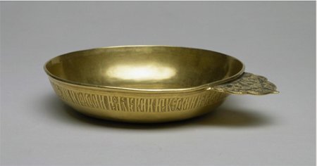 Чарка принадлежала великому князю Василию III. 1501-1534. Золото, чеканка, резьба, чернь,  фотография с сайта музея московского кремля https://www.kreml.ru  