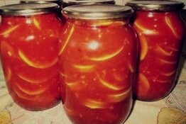 Салат с помидорой и кабачками.