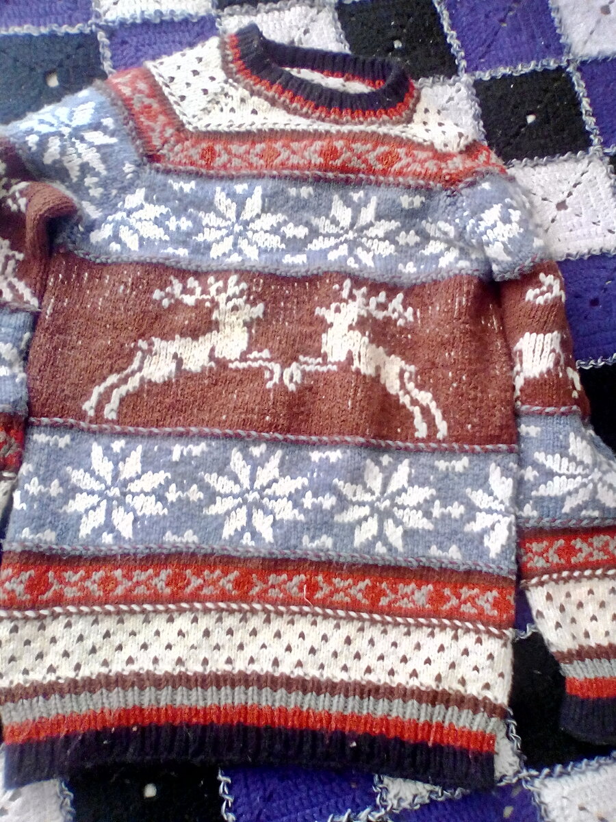 Второй джемпер, первый свитер на фото где-то есть, но искать...