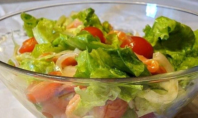 Салат с помидорами и красной рабой.