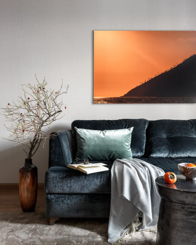 Фрагмент гостиной. Диван сделан на заказ; ваза Savour.design; на стене фотография Николы Костича.