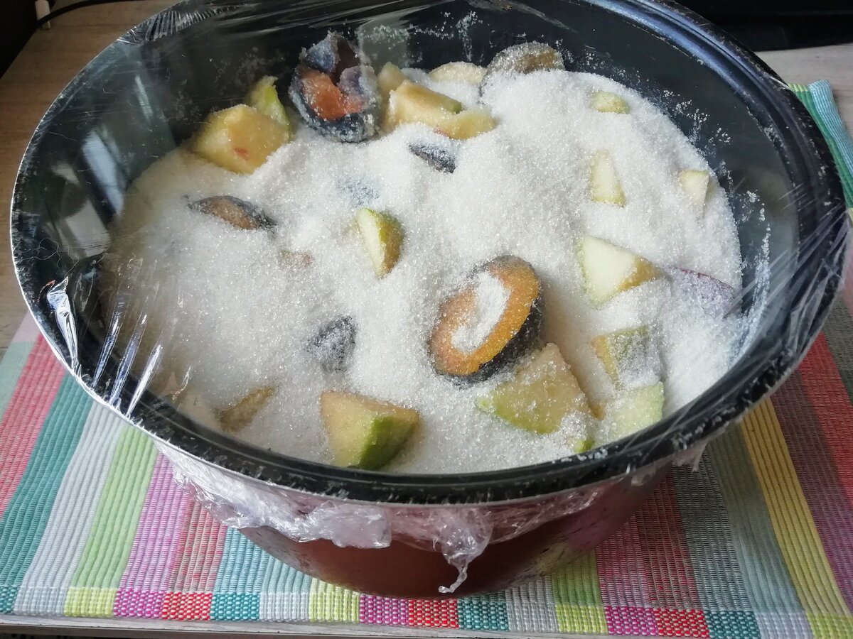 Мой рецепт не очень сладкого, но вкусного варенья из чернослива с яблоками и орехами