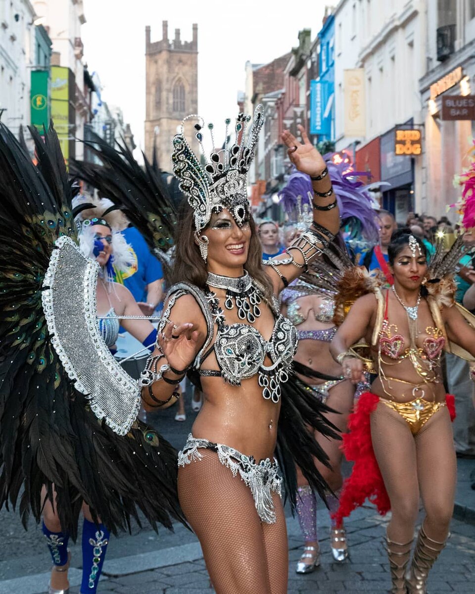 Королевы карнавала в Рио идут пешком к мечте